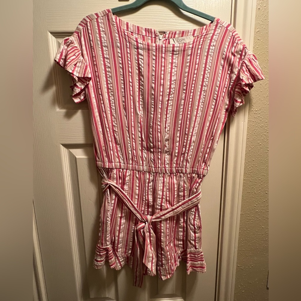 LOFT Romper. Size XS. 57% Cotton, 43% Viscose. Zips up the back.